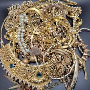 Gold-Tone Women’s Fashion Jewelry Set with Pearls and Teal Accents